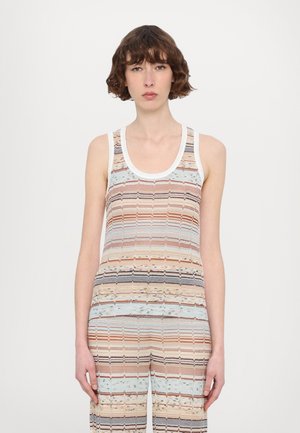 Mouwloze tanktop in meerkleurige horizontale strepen, met golvende patronen in tinten perzik, blauw en zwart, met een witte rand.