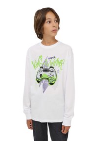 T-shirt bianco a maniche lunghe con una grafica colorata di un controller di gioco e il testo "KING of the GAME", design testurizzato e vestibilità comoda.