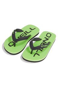 Gröna flip-flops med svarta remmar och varumärke; strukturerad sula och ovandel, med en bred, platt design för komfort och enkelhet vid användning.