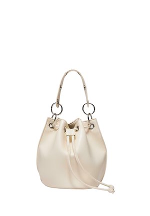 Krémově zbarvená kožená kabelka ve tvaru pytlíku s šňůrkovým zapínáním a jedním horním uchem připevněným kovovými kroužky na bílém pozadí.