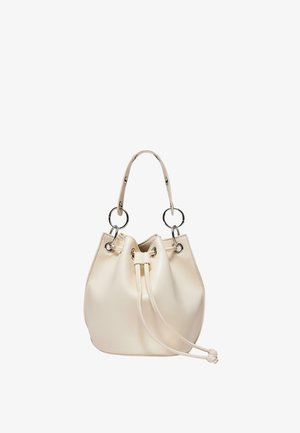 Krémově zbarvená kožená kabelka ve tvaru pytlíku s šňůrkovým zapínáním a jedním horním uchem připevněným kovovými kroužky na bílém pozadí.