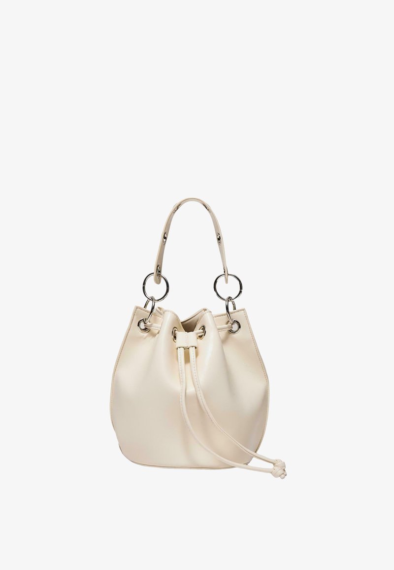 Krémová kožená kabelka typu bucket s uzatváraním na šnúrku a jediným horným uchom pripevneným kovovými krúžkami na bielom pozadí.