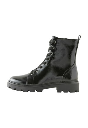 Botas de tobillo negras con cordones y acabado brillante, que cuentan con una suela gruesa, material texturizado y costuras reforzadas para mayor durabilidad.