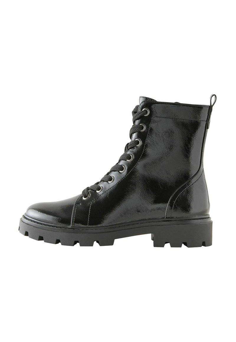 Botas de tobillo negras con cordones y acabado brillante, que cuentan con una suela gruesa, material texturizado y costuras reforzadas para mayor durabilidad.