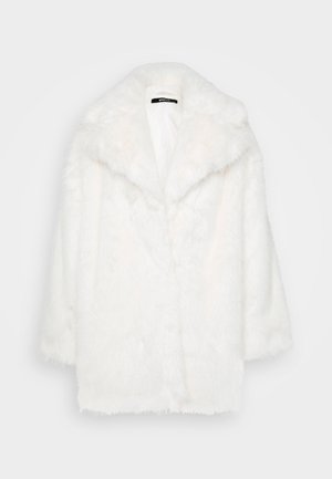 Λευκό παλτό από ψεύτικη γούνα με φαρδιά γιακά, κοντά μανίκια και μαλακή, υφασμάτινη επιφάνεια. Διαθέτει χαλαρή εφαρμογή και χωρίς ορατούς κλεισίματα.