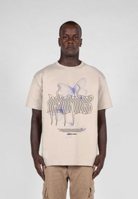 MJ Gonzales METAMORPHOSE HEAVY OVERSIZED - Printtipaita - sand