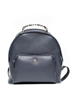 Piccolo zaino in pelle nera testurizzata con tasca frontale con zip, logo argentato e manico superiore con motivo.