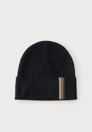 Gorro de punto negro con borde doblado que presenta una franja vertical bordada de varios colores en el lado derecho.