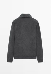 Šedý, dlouhý rukáv, pletený svetr s ohrnutým límcem, žebrovanými manžetami a lemem; má hladkou texturu a jednoduchý, moderní design.