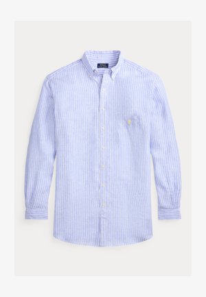 Cămașă albastru deschis, cu dungi verticale albe, mâneci lungi, guler ascuțit și un buzunar pe pieptul stâng, care prezintă un mic logo galben.