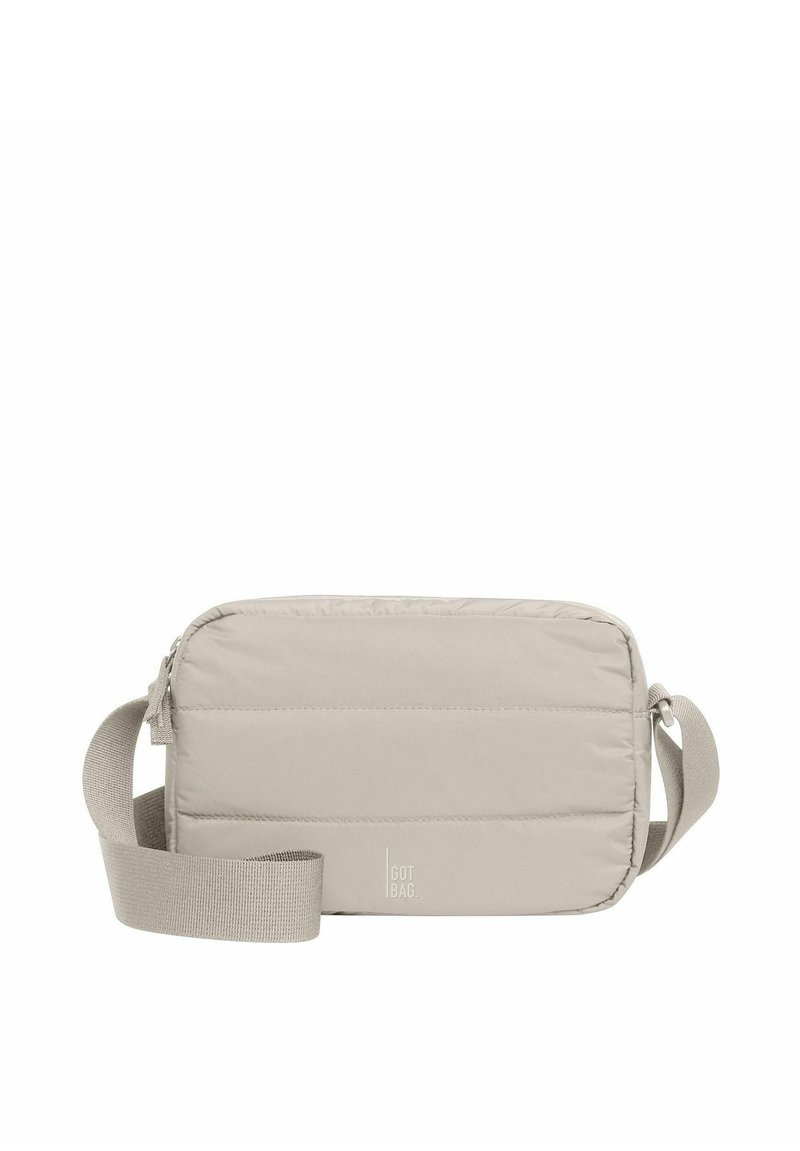 Borsa a tracolla rettangolare imbottita in beige chiaro con tracolla regolabile, chiusura con zip e dettagli logo in rilievo sul davanti.