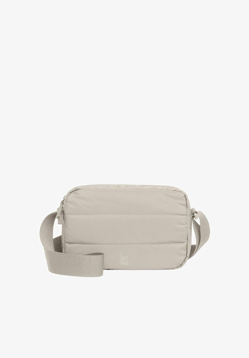 Borsa a tracolla rettangolare imbottita in beige chiaro con tracolla regolabile, chiusura con zip e dettagli logo in rilievo sul davanti.