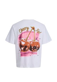 Λευκή μπλούζα με πολύχρωμο σχέδιο δύο λαμπερών κερασιών σε μίσχους και το κείμενο «Cherry Fix!» πάνω σε ροζ φόντο.