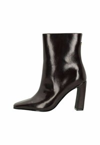 Bottine en cuir verni bourgogne avec un bout pointu et un talon bloc de 10 cm, présentant une texture lisse et un design minimaliste.