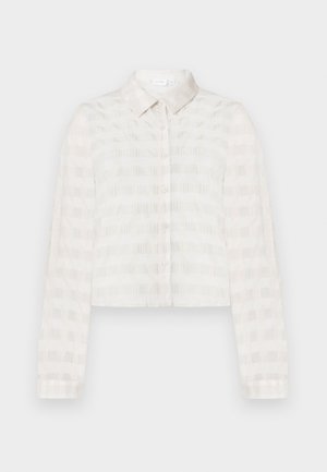 Camicia bianca a maniche lunghe con bottoni, caratterizzata da un sottile motivo a righe orizzontali e colletto classico, esposta su uno sfondo semplice.