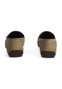 Braune Lederloafer mit strukturierter Oberfläche, weichen Kanten und schwarzen Gummisohlen. Mit kontrastierendem Nähen entlang der Nähte.