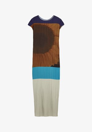 Sukienka maxi z plisowanym dołem, z okrągłym dekoltem i krótkimi rękawami. Kolory obejmują granatowy, brązowy, pomarańczowy, turkusowy i jasnoszary.
