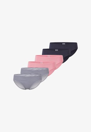 Sześć damskich majtek bikini w trzech parach: granatowe jednolite, różowe jednolite oraz granatowo-białe w poziome paski, ułożone w przesuniętym rzędzie.