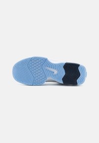 Sportlich gestaltete Schuhsohle mit einer hellblauen Gummibasis, die mit strukturierten Mustern versehen ist, akzentuiert durch einen dunkelblauen Bereich und einem weißen Logodetail.