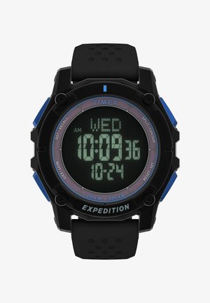 Digitális Timex Expedition óra fekete szilikon szíjjal, kék kiemelésekkel és kerek számlappal, amely zöld LCD-n mutatja az időt és a dátumot.