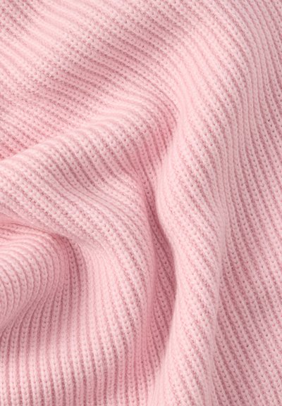 Πλεκτό ύφασμα σε απαλό ροζ, με υφή ραβδωτού μοτίβου. Η επιφάνεια είναι απαλή με διακριτικές διακυμάνσεις στο πάχος.