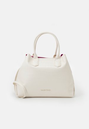 Bolso de mano blanco con estampado de cocodrilo, con doble asa superior, herrajes dorados y un interior rosa. Incluye una correa de hombro desmontable.