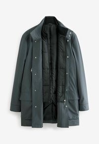 Veste imperméable grise avec fermeture éclair avant, boutons-pression, deux poches latérales et doublure intérieure matelassée, dotée d'un col montant et d'une coupe ajustable.