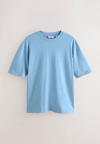 Jasnoniebieska koszulka z krótkim rękawem wykonana z miękkiej bawełny. Posiada okrągły dekolt oraz luźny krój, bez widocznych wzorów ani zdobień.