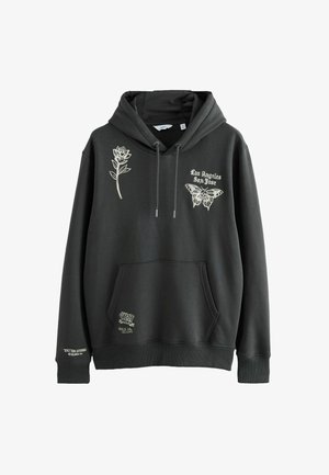 Melna kapuce, izgatavota no kokvilnas auduma maisījuma, ar baltām izšūtām rozēm un tauriņu dizainiem, priekšējo kabatu un saistošo kapuci.