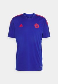 Modré sportovní tričko s červenými akcenty a pruhy. Obsahuje logo FC Bayern München a značení "adidas". Krátké rukávy, design s kulatým výstřihem.