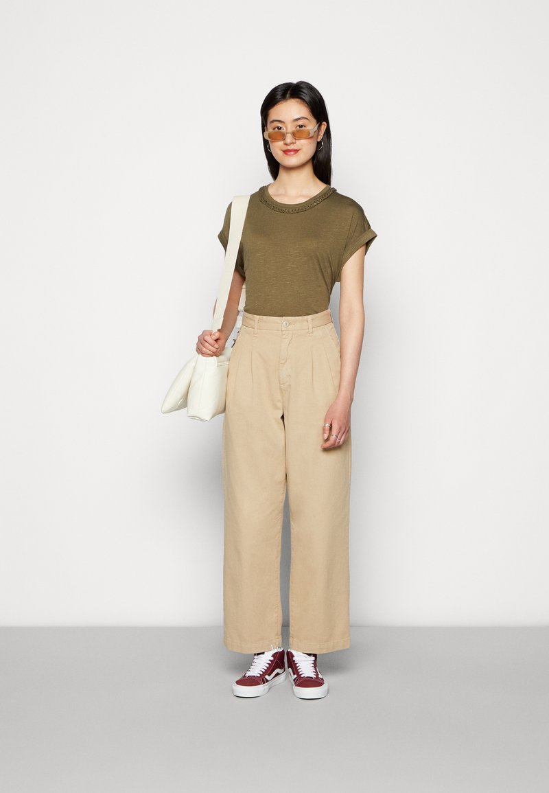 Damen T-Shirts | ONLY ONLAURORA T-Shirt basic kalamata/khaki - KJ30627 Damen T-Shirts | ONLY ONLAURORA T-Shirt basic kalamata/khaki - KJ30627