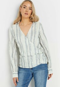 Blusa de manga larga, estilo envolvente, en tejido ligero con rayas verticales en azul y gris, que presenta un escote en V y detalle fruncido en la cintura.