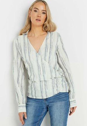 Blouse à manches longues, style croisé, en tissu léger avec des rayures verticales bleues et grises, dotée d'un col en V et de détails froncés à la taille.