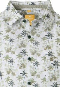 Korte mouwen shirt in lichte stof met een witte basis, groen en blauw palmbomenpatroon, groene knopen en een puntige kraag.