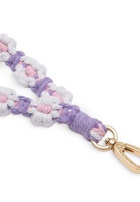 Correa de tela tejida que presenta colores púrpura, rosa y blanco con patrones florales. Clip de hardware dorado para sujeción. Textura suave.