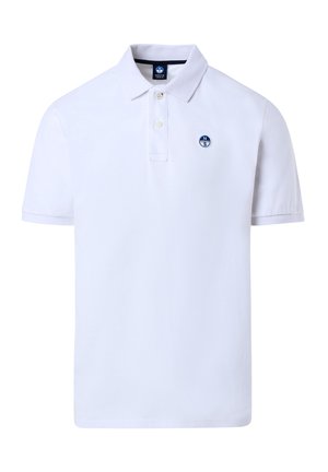 Polo bianco con colletto classico, tre bottoni e un piccolo logo blu nella zona del petto sinistro. Realizzato in un tessuto a trama polo.