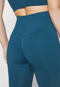 ICANIWILL DEFINE SEAMLESS SCRUNCH - Leggings - teal