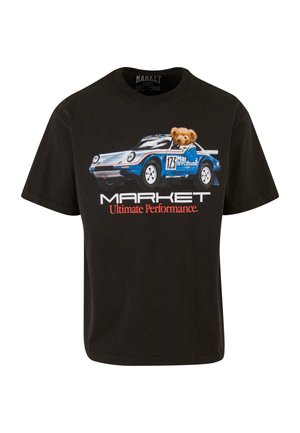 Sort bomulds t-shirt med et grafik af en blå racerbils med en bamse, hvid tekst "MARKET Ultimate Performance" og farverige detaljer.