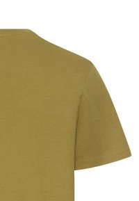 Olijfgroene katoenen t-shirt met een ronde hals, korte mouwen en een gladde textuur. Kenmerkt zich door een schone, eenvoudige uitstraling zonder graphics.