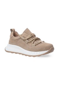 Beżowe zamszowe sneakersy sportowe z białą platformą, z teksturowanymi sznurówkami i pętlą na pięcie. Okrągły kształt noska.