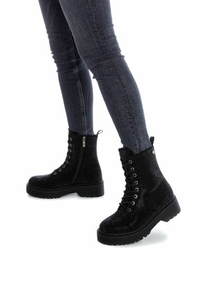 XTI Botines con cordones - black