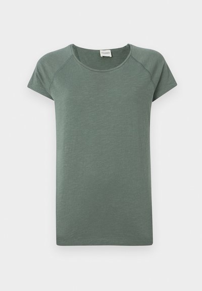 Tricou cu mâneci scurte și guler rotund, de culoare verde închis. Fabricat dintr-un material moale și ușor, cu o textură subtilă și o croială lejeră. Design simplu.