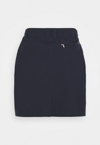 Granatowa spódnica o dopasowanym kroju, z kieszenią na zamek, szlufkami na pasek i subtelnymi detalami przeszyć. Gładka faktura tkaniny z minimalnymi akcentami.