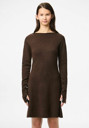 PCJUNNA MOCK NECK MINI - Abito in maglia - hot fudge