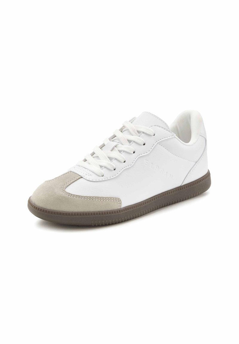 Weißer Sneaker mit einer grauen Wildleder-Zehenkappe, glattem Obermaterial, flachen weißen Schnürsenkeln und einer strukturierten braunen Gummisohle.