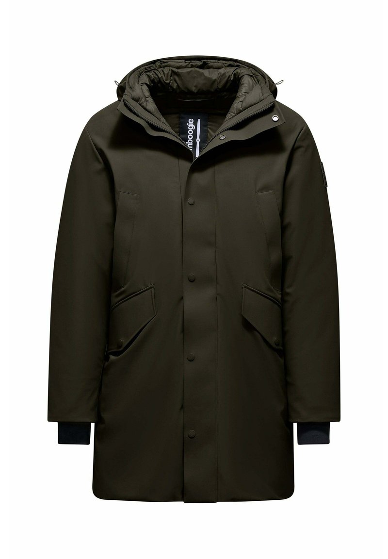 Olijfgroen parka, gemaakt van een gladde stof. Heeft een capuchon, knoopsluitingen, twee voorzakken en donkerblauwe gebreide manchetten.
