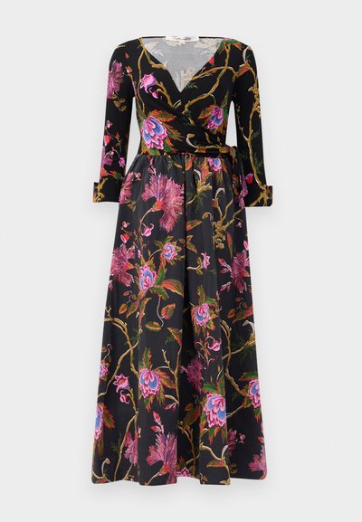 Rochie lungă neagră cu un design înfășurat, având modele florale multicolore, mâneci lungi și talie strânsă cu un detaliu de legare.