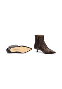 Botas de tobillo con estampado de leopardo, punta afilada, cierre de cremallera y detalles negros en el tacón. Nombre de marca "Martinelli" visible en la suela.