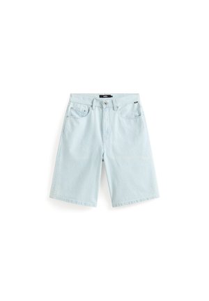 Shorts en denim rayés bleu clair avec un design classique à cinq poches, fermeture à bouton métallique et coupe droite.