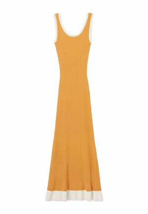 Vestido maxi amarillo mostaza sin mangas con textura acanalada, escote redondo y ribete de volantes blancos en el dobladillo y las sisas.